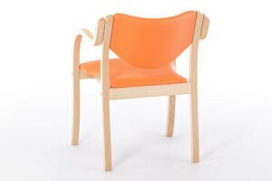 Auch die Rückseite der Rückenlehne ist bezogen Auch die Rückseite der Rückenlehne ist bezogen